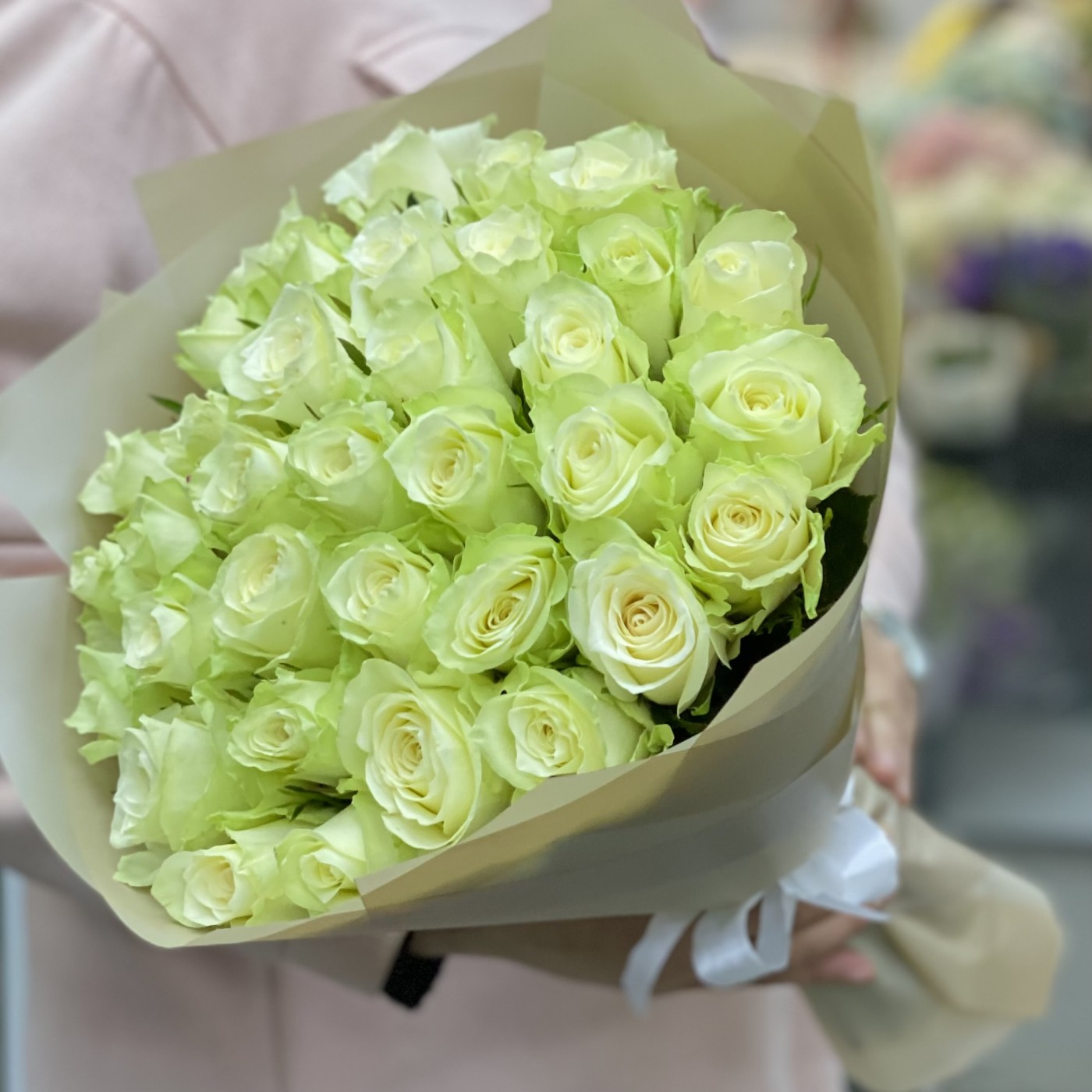 35 белых роз Атена